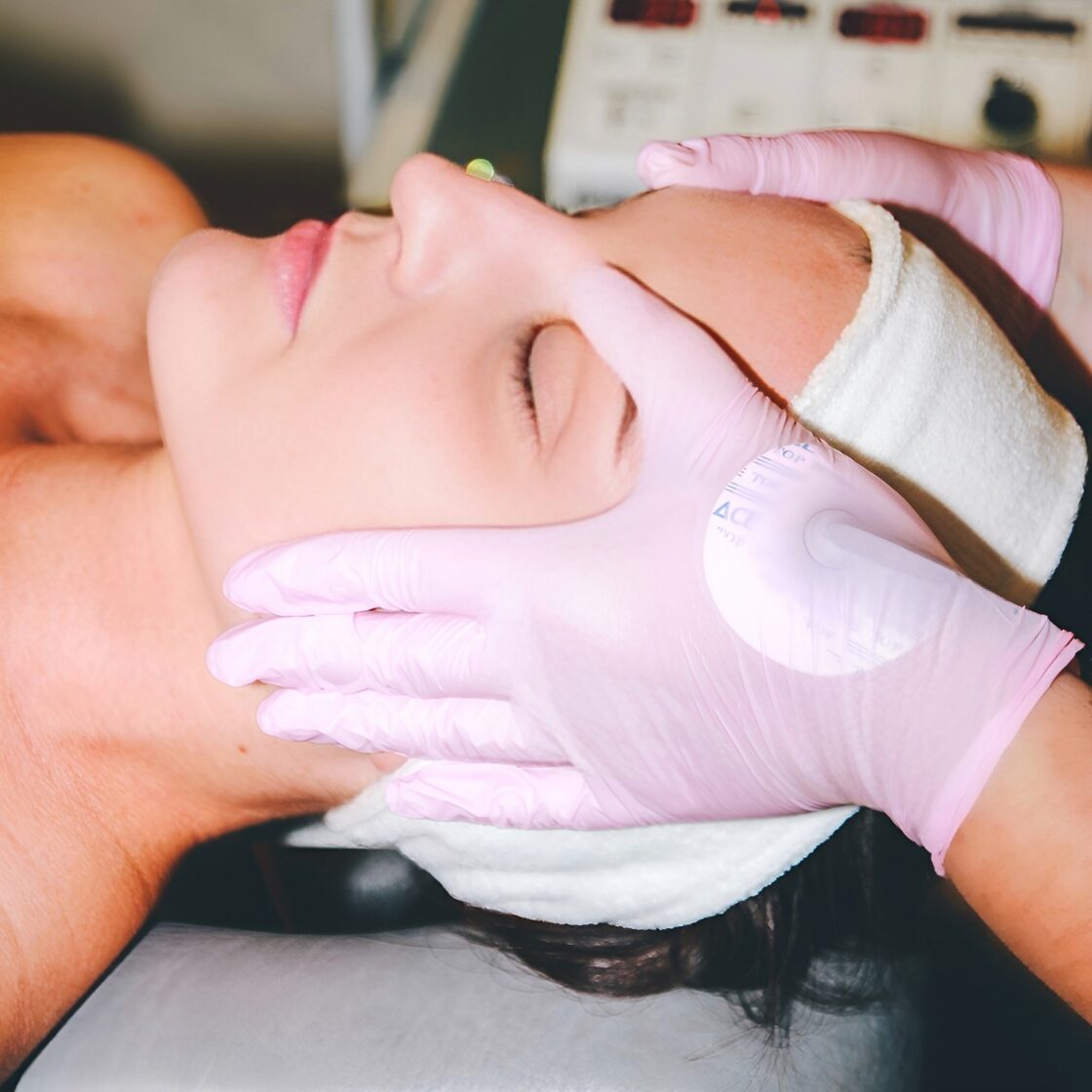 HIVAMAT oscilatorā masāža sejas zonā-procedūru veic dermatoloģei Anetei Ezeriņai